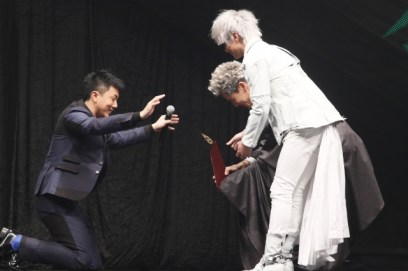 劉浩龍得獎當眾跪拜周國賢和藍奕邦