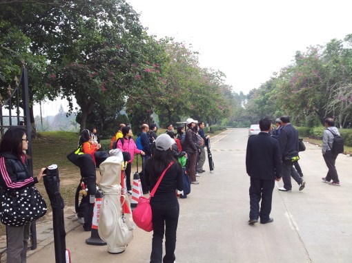 同學們要自己揹袋行入球會，還要被「實Q」以為我們是白撞