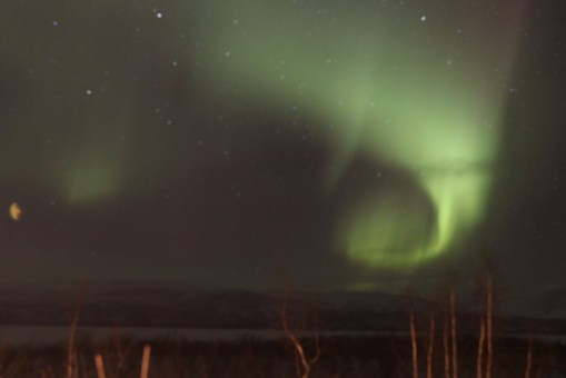 一個「C」字形北極光