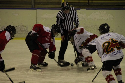 我們真的去看了 Niski 兒子的冰球比賽！