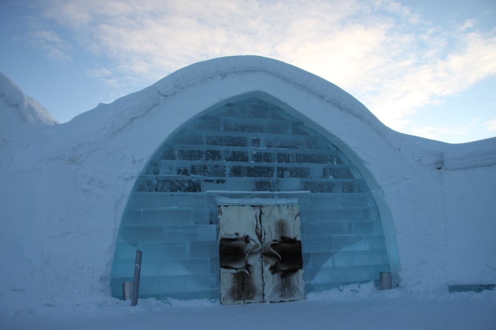 Ice Hotel  的冰房入口