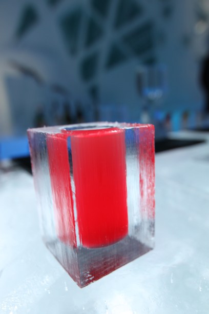 當然不可錯過的是酒店內的 Ice Bar，還可以用冰造的杯飲你至愛的 shot。Cheers！