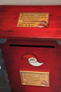 將你的信件放入這些紅色郵筒內，你的信就會等到今年聖誕節才寄出！給你的朋友一個 surprise！