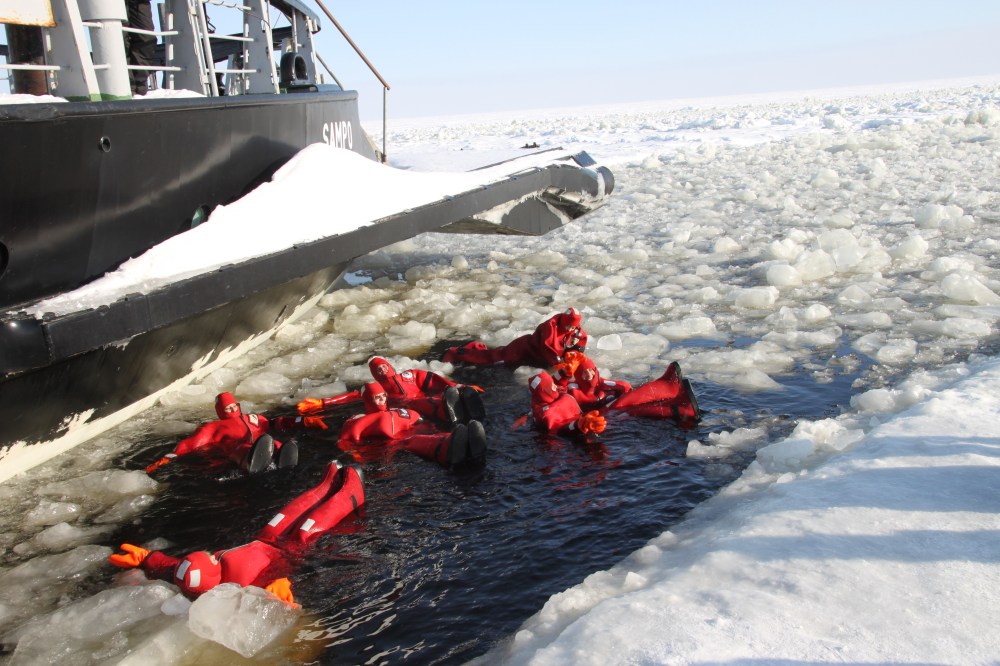 大家穿上防水衣，齊齊落水做「浮屍」！