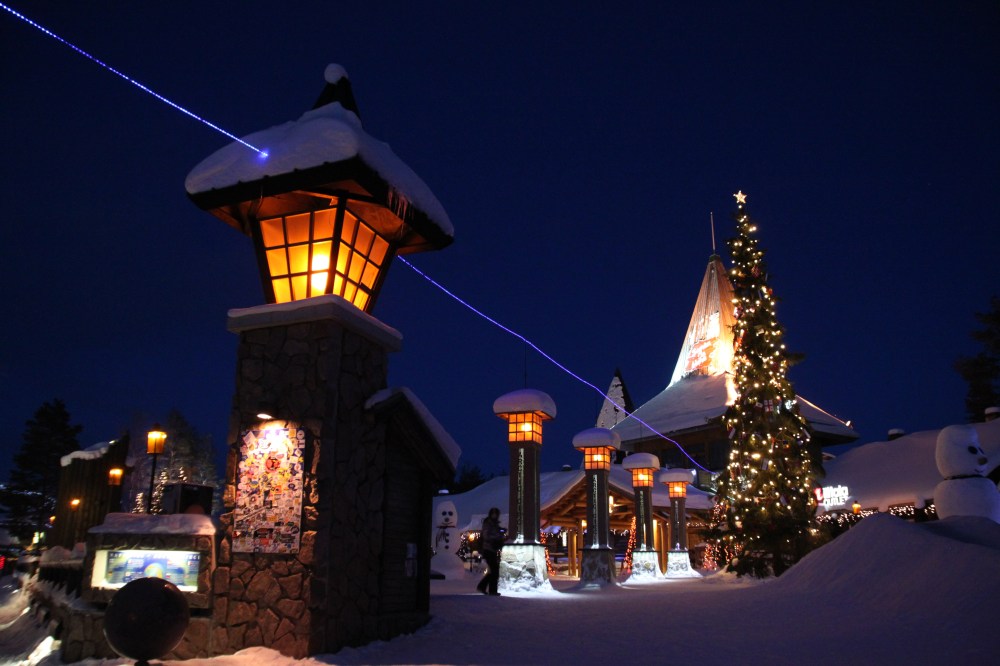 Santa Claus Village 裡，晚上射出的藍光就是北極綫！