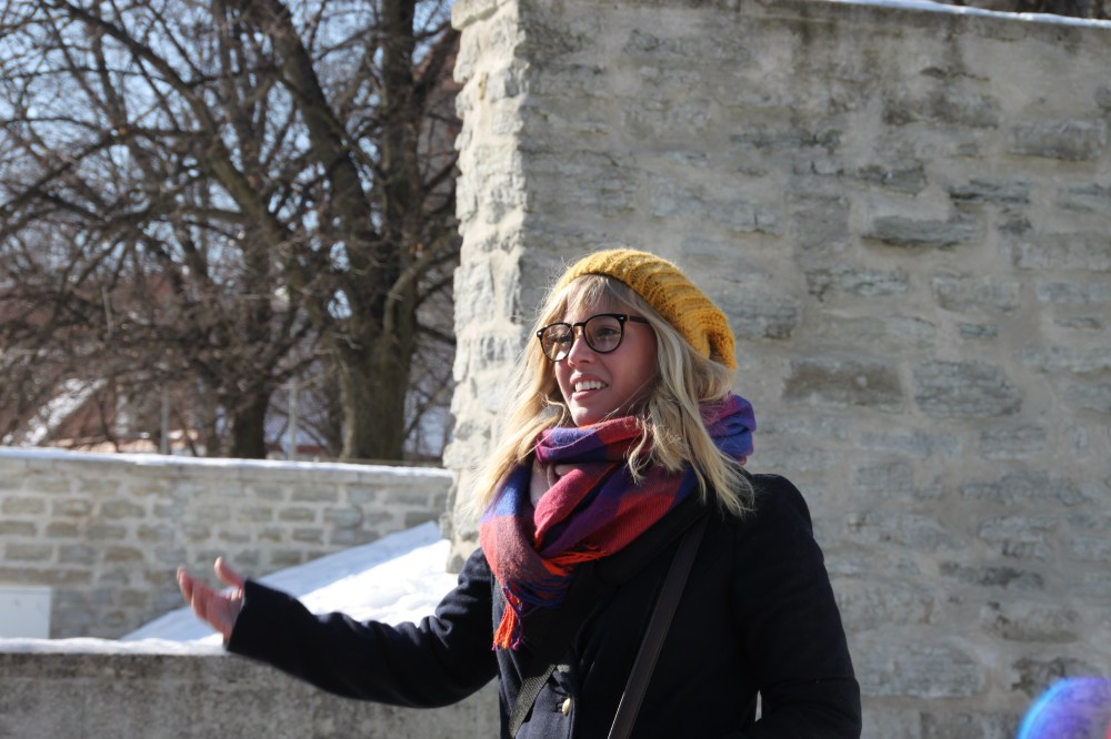 這次 Tallinn walking tour 的導遊，戴著副眼鏡好似小雲！