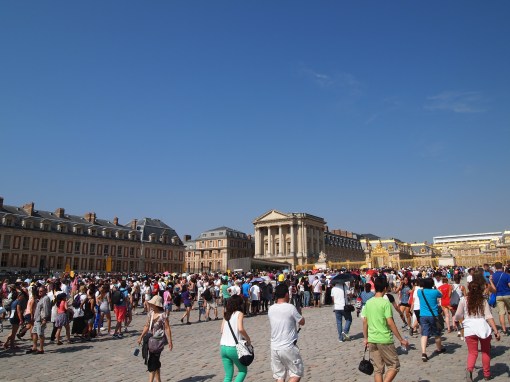 嘩！咁多人排隊嘅？好彩我不用排~~~