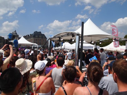 觀眾們在比賽開始前好幾個小時已經在狂歡