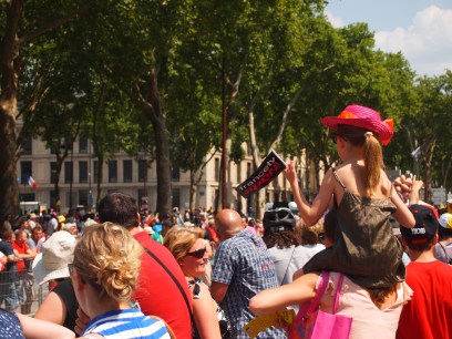 起點兩邊早已經站滿了觀眾