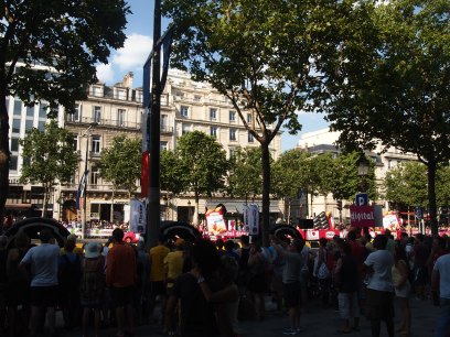 香榭麗舍大道這天比平時更人頭湧湧！