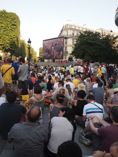 LV門口坐滿了在看大電視的觀眾