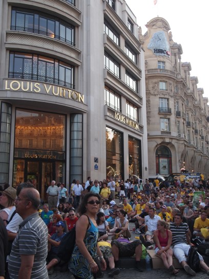 LV門口坐滿了在看大電視的觀眾