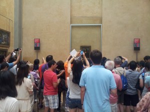 蒙娜麗莎前這個人龍，已經算少人