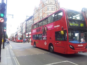 整條 Oxford Street 被紅巴士擠得水洩不通，塞過彌敦道！