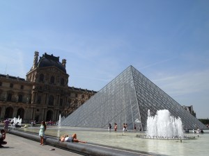 羅浮宮著名的三角形外觀