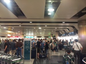 來到 CX 的櫃位，又是一條長龍！