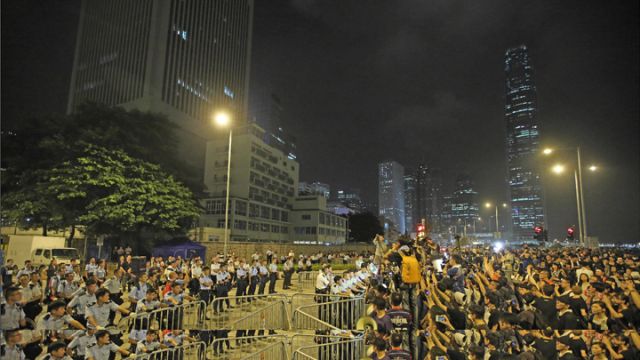 「佔中」人士昨晚開始包圍特首辦和政總