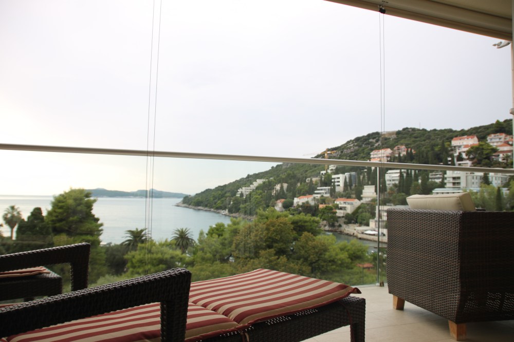 在露台躺在沙灘椅hea是多麼的寫意！