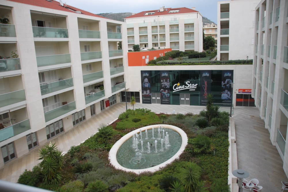 樓下 Cine Star 是戲院，旁邊有 supermarket