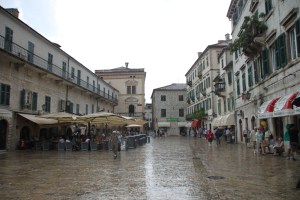 一入舊城的廣場，都是被 cafe 和商店霸佔了