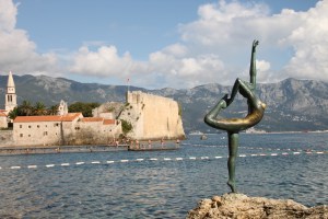 著名的 Budva Dancer 雕像