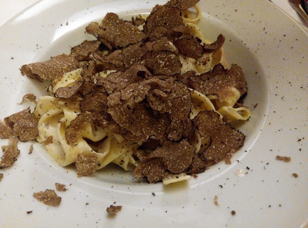 一碟 pasta 加多百多元港紙就有咁多黑松露！