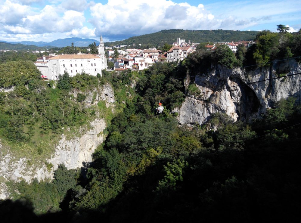 半天吊飛越100米的峽谷