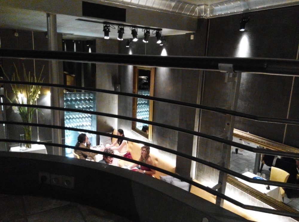 我們坐在餐廳的閣樓