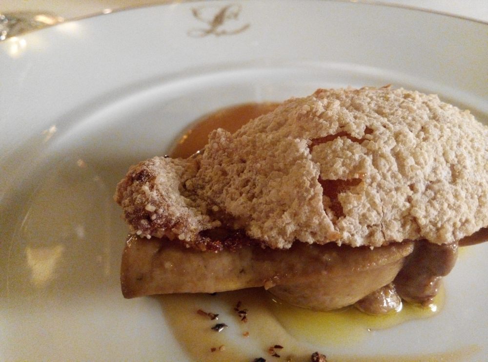 請注意，上面是 apple crumble，下面那塊厚厚的才是鵝肝！