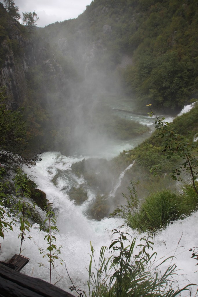 前一日的大雨過後瀑布的流水更洶湧澎湃