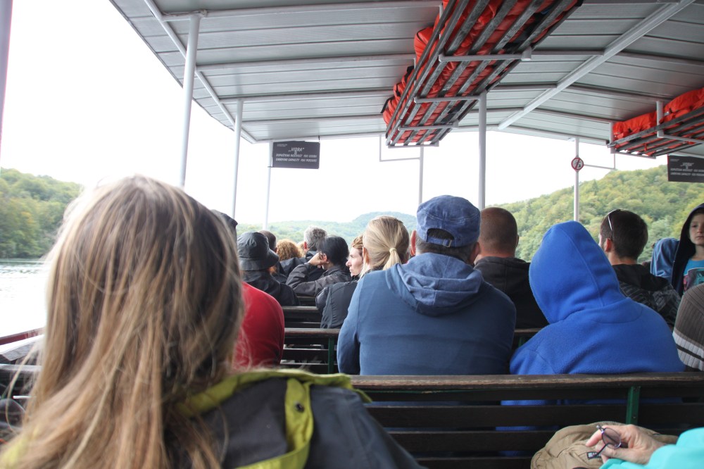 或者可以坐船經水路往返上下湖