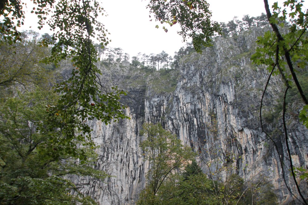 這峭壁讓我想起了華山論劍 --- 兩大宗師在崖上邊走邊鬥三百回合！