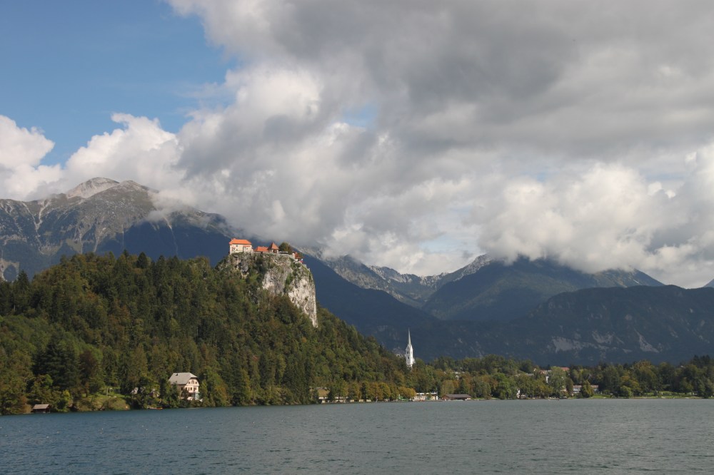 從 Lake Bled 湖中望向岸邊