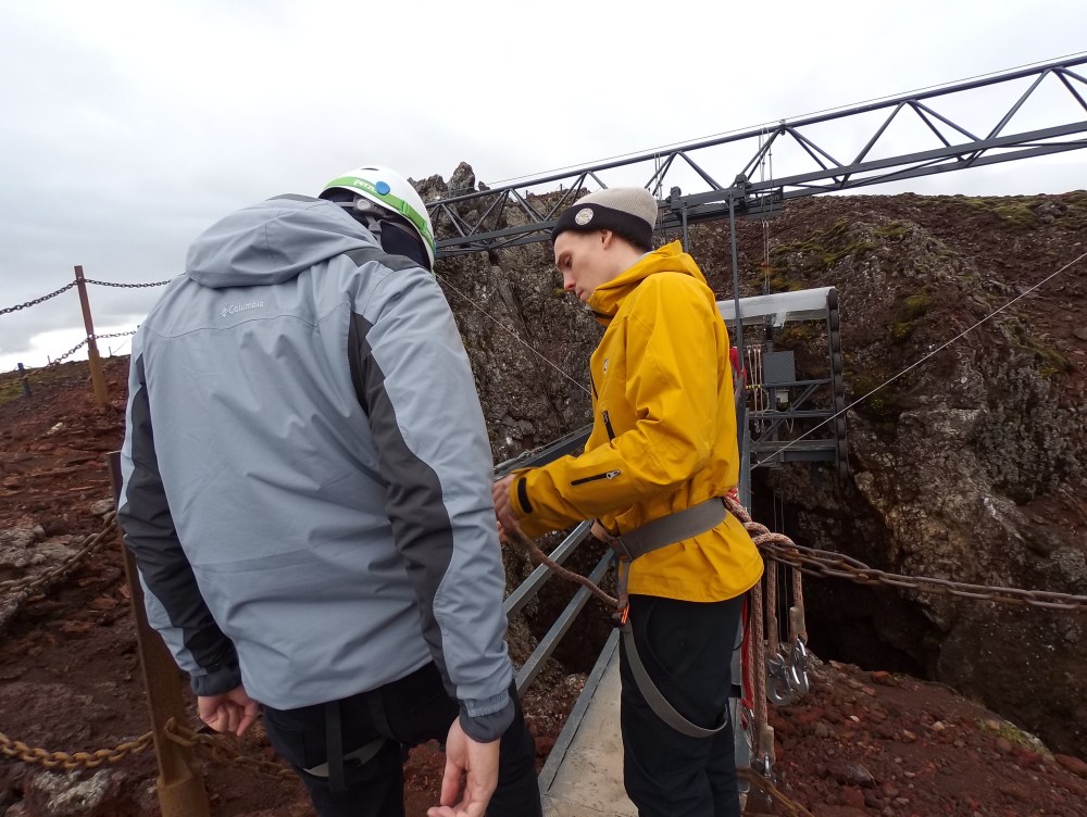工作人員為我們做好入火山的安全措施