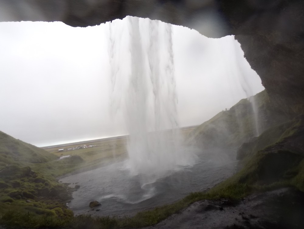 Seljalandsfoss 的特別之處是你可以就到瀑布的後面！