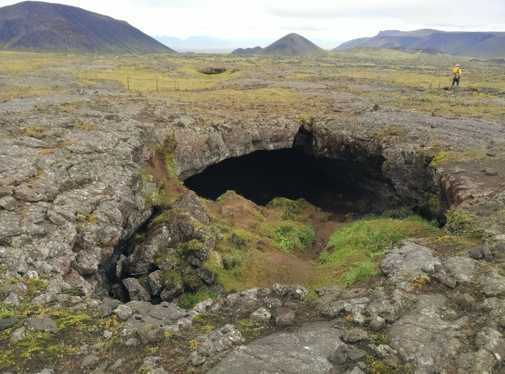熾熱的溶岩快速流過冷卻，形成這些洞穴