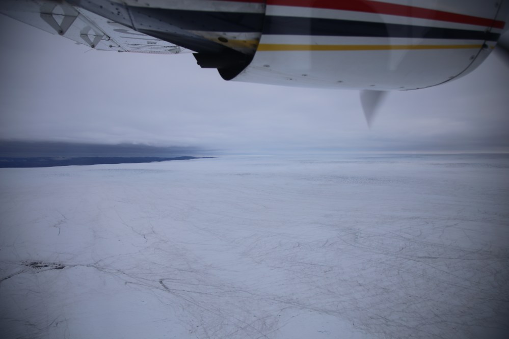 一大片平坦的冰片，上面有著縱橫交錯的裂痕