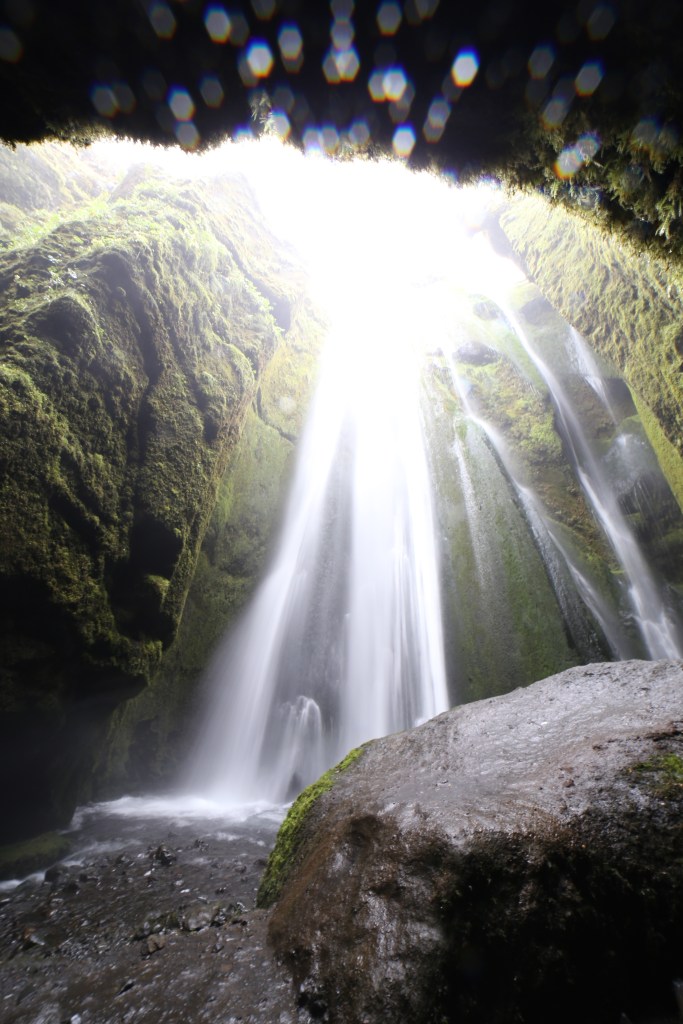 原來 Gljúfurárfoss 是可以如此零距離接觸