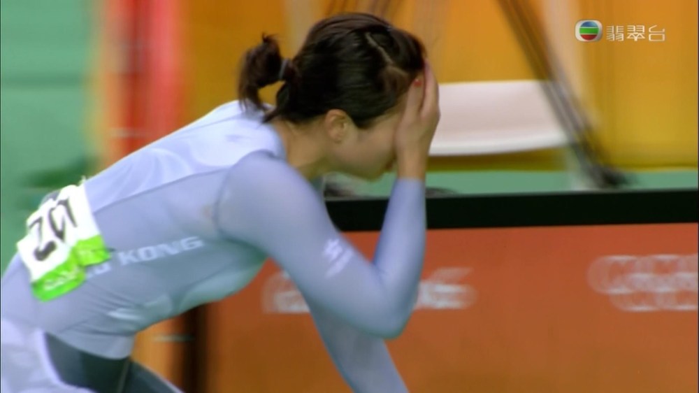 失落獎牌後李慧詩掩面痛哭。（無視電視截圖）