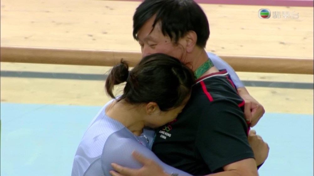 教練沈金康上前安慰李慧詩。（無視電視截圖）